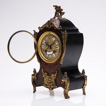 BORDSPENDYL, rokokostil, urverket märkt S Marti & Cie 1889, Frankrike 1800-talets slut.