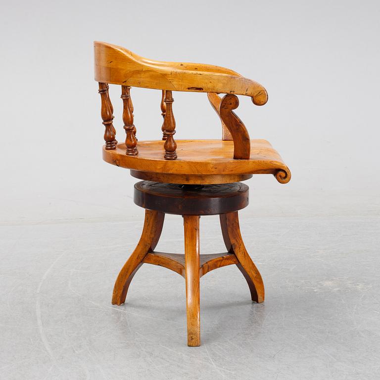 A swivel office chair, end of the 19th Century.