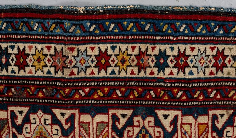 Matta, antik/semiantik Shirvan sannolikt, ca 178-180 x 125-129,5 cm (kortsidorna inklusive 2-2,5 cm "slätväv"),