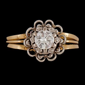 RING, 18k guld och vitguld med briljantslipad diamant ca 0.5 ct, 1900-talets andra hälft. Vikt 4 g.