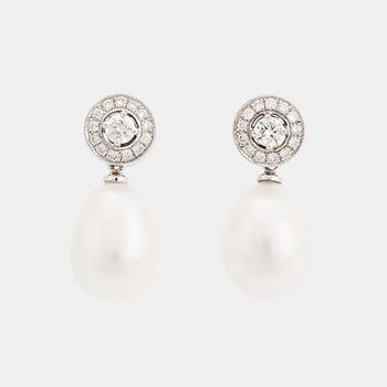 391. A pair of 18K white gold and cultured pearls earrings set with round brilliant-cut diamonds.