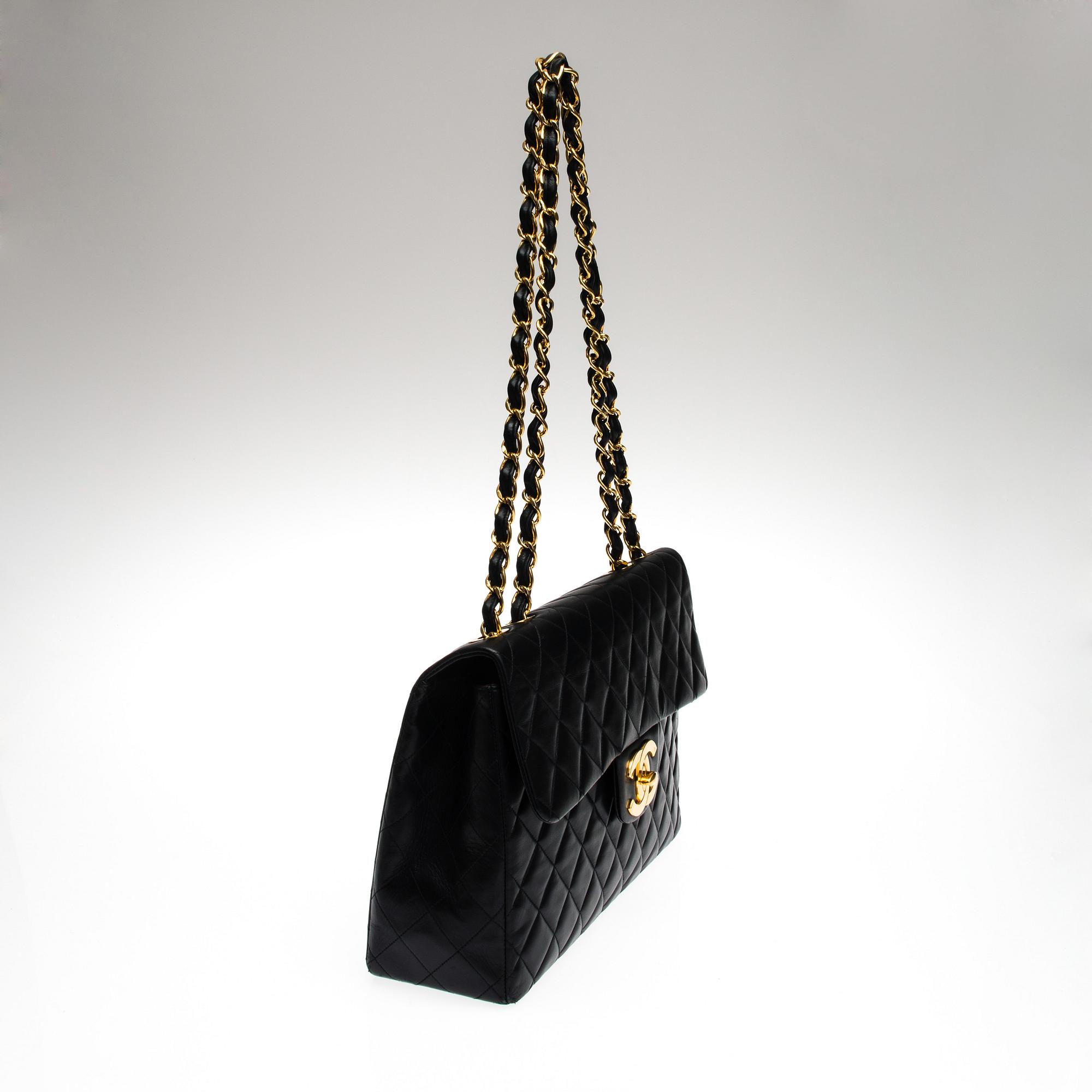 VÄSKA, "Timeless Classic Maxi Flap", Chanel.
