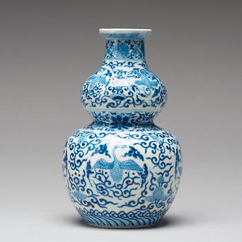 A blue and white double gourd vase, Qing dynasty, Kangxi (1662-1722).