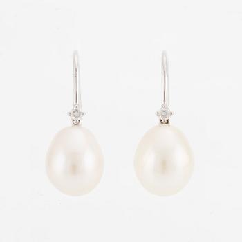 Earrings, 18K white gold with cultured freshwater pearls and brilliant-cut diamonds.