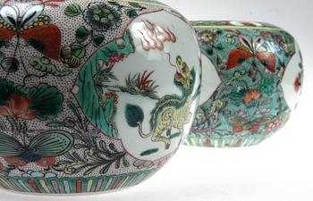 KRUKOR, ett par, porslin, Kina, 1900-tal.