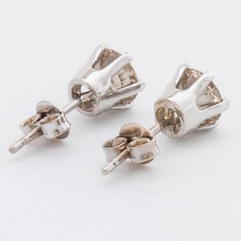ÖRHÄNGEN 14K vitguld m 2 briljanter ca 1,5 ct totalt ca N-O , very light brown, Inclusions.
