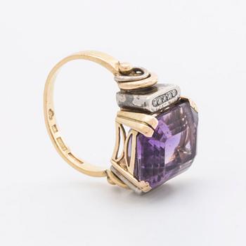 RING 18K gold w 1 amethyst approx 14 x 12 mm and10  single-cut diamonds approx 0,05 ct in total, G Dahlgren & Co Malmö.