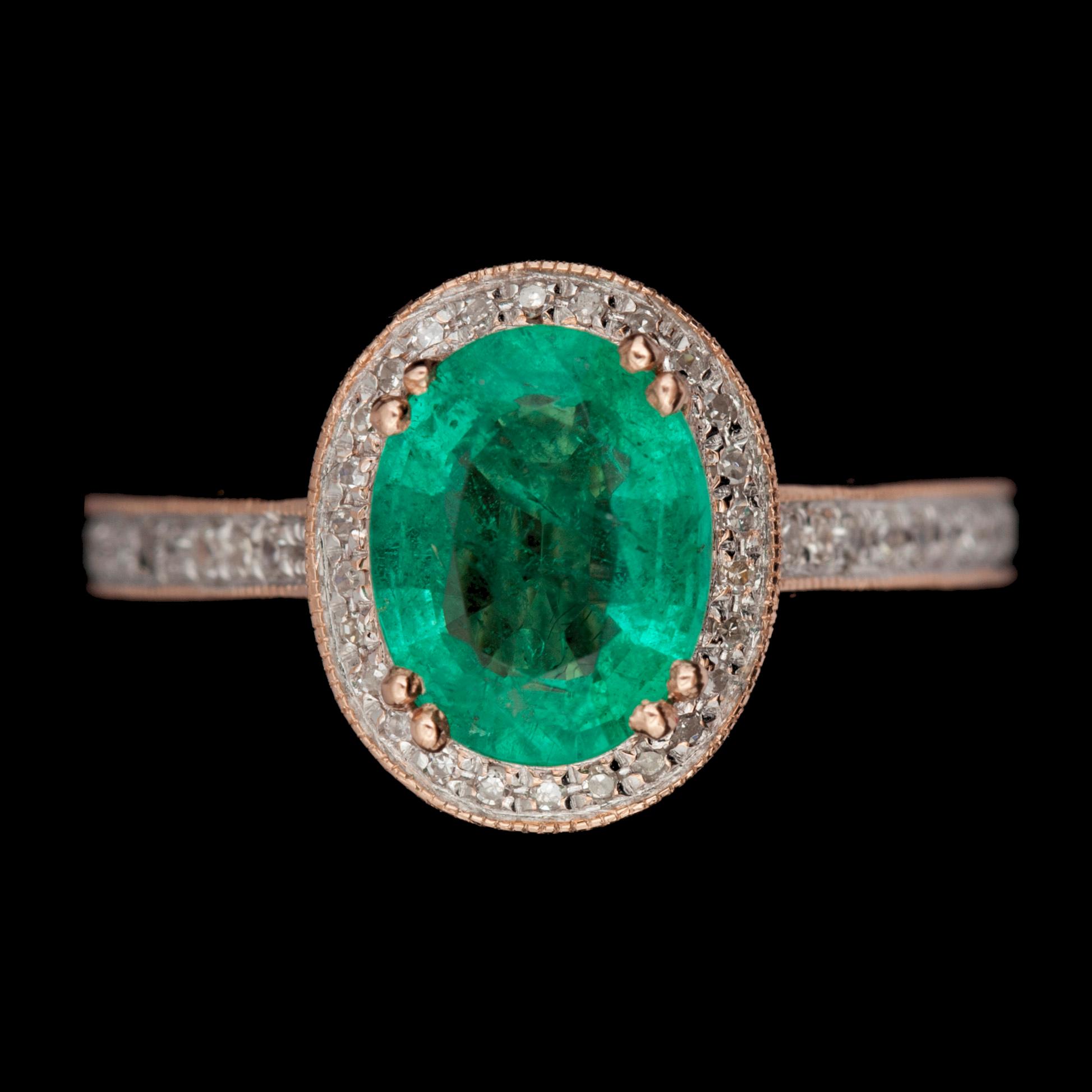 RING, 14K guld med oval smaragd ca 1,75ct samt flertal små briljantslipade diamanter. Vikt ca 4,5g.
