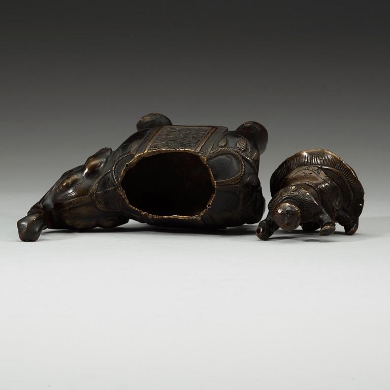 A bronze elephant container, Qing dynasty late 19th century.