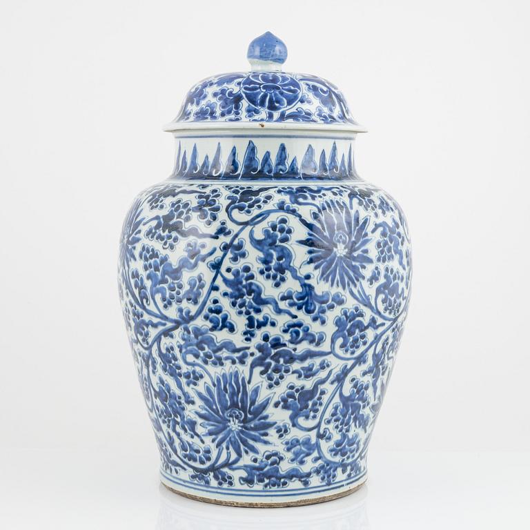 A large blue and white lotus jar with cover, Qing dynasty, Kangxi (1662-1722).
