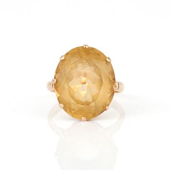 RING, 18K guld med citrin ca 12.35 ct. Total vikt 6,30 gram.