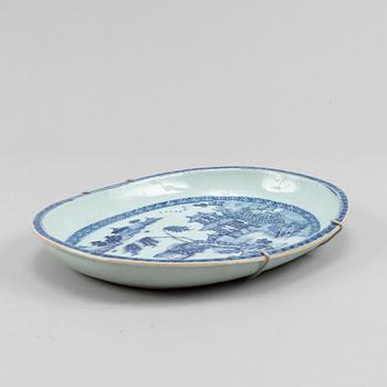 A blue and white oval dish, Qing dynasty, Qianlong (1736-95).