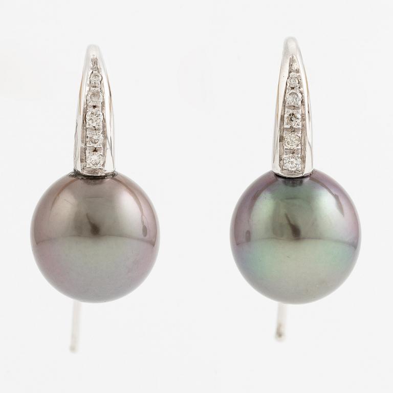 Örhängen 18K vitguld med odlade Tahitipärlor och briljantslipade diamanter.