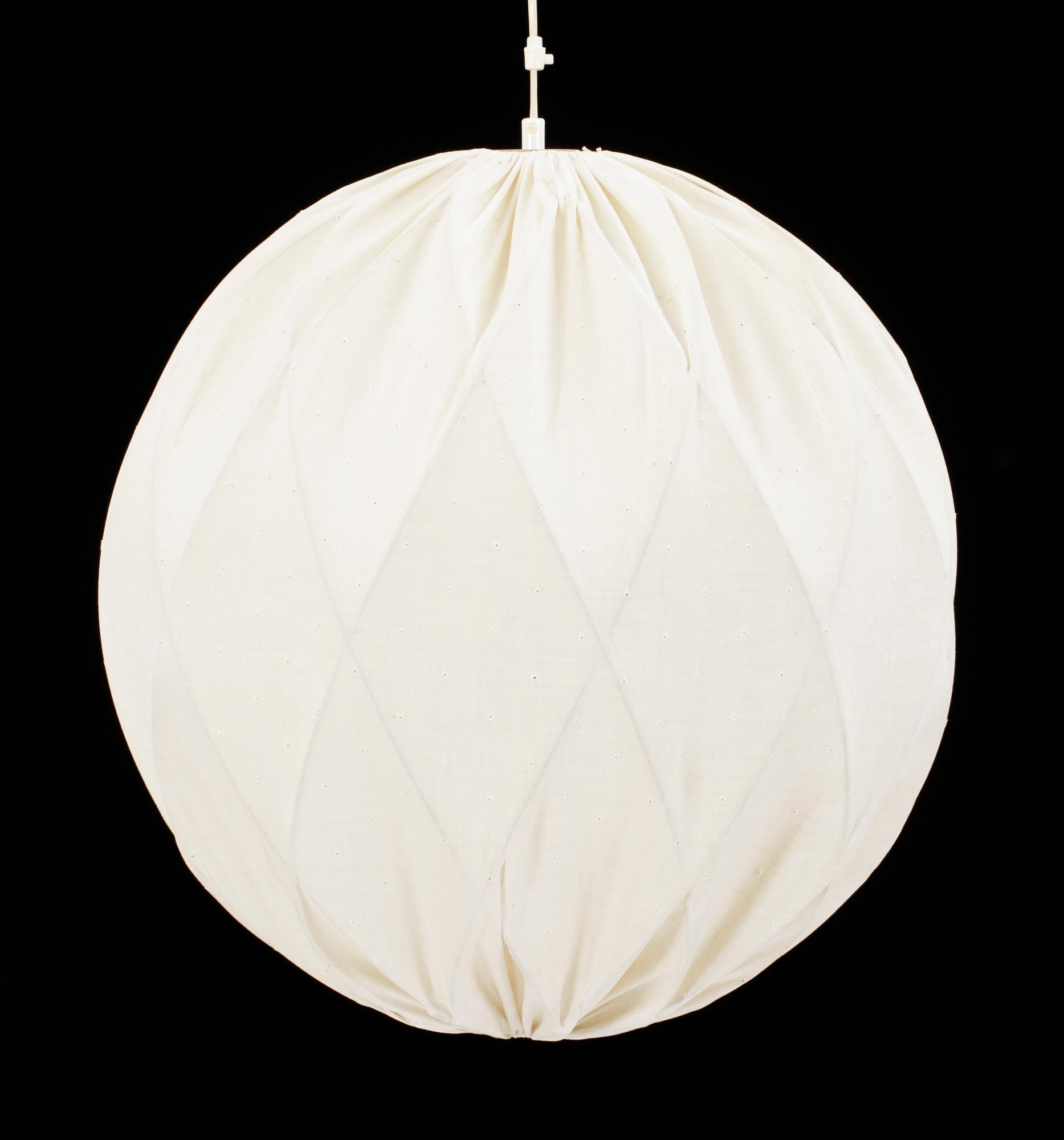 TAKLAMPA, "Pia", Tore Ahlsén, 1900-talets andra hälft. Höjd ca60cm.