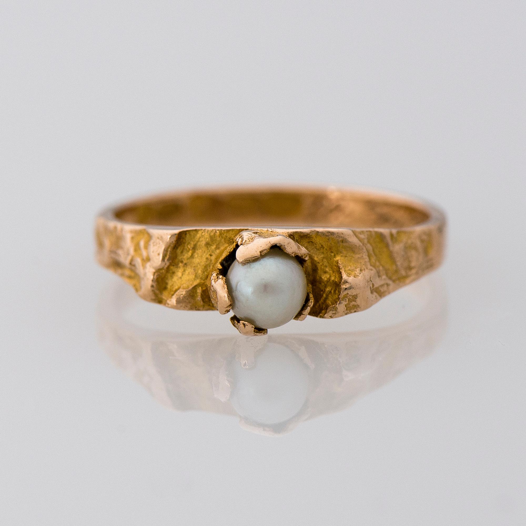 A RING, cultured pearl, 14K gold. Lapponia 1965.