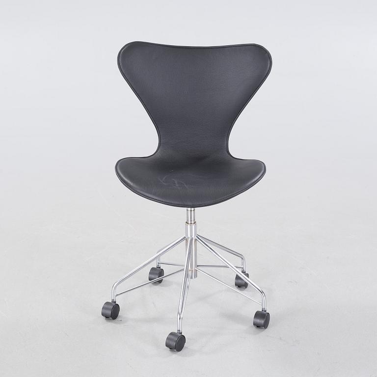 A desk chair by Arne Jacobsen for Fritz Hansen, model "Sjuan", 1992.