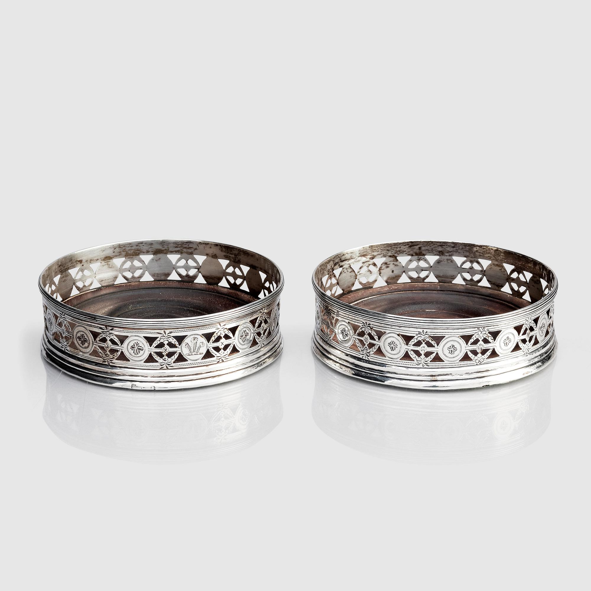 John Robertson & David Darling, coasters, ett par, silver, Newcastle 1795.