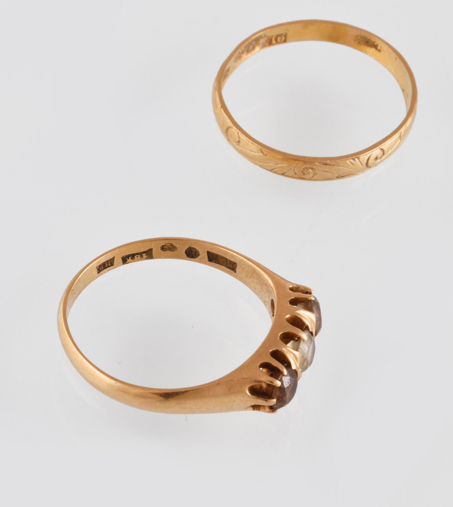 RINGAR, 2 st, 18 samt 20K guld med 3 fasettslipade stenar, svenska stämplar. Vikt 5,6 gram.