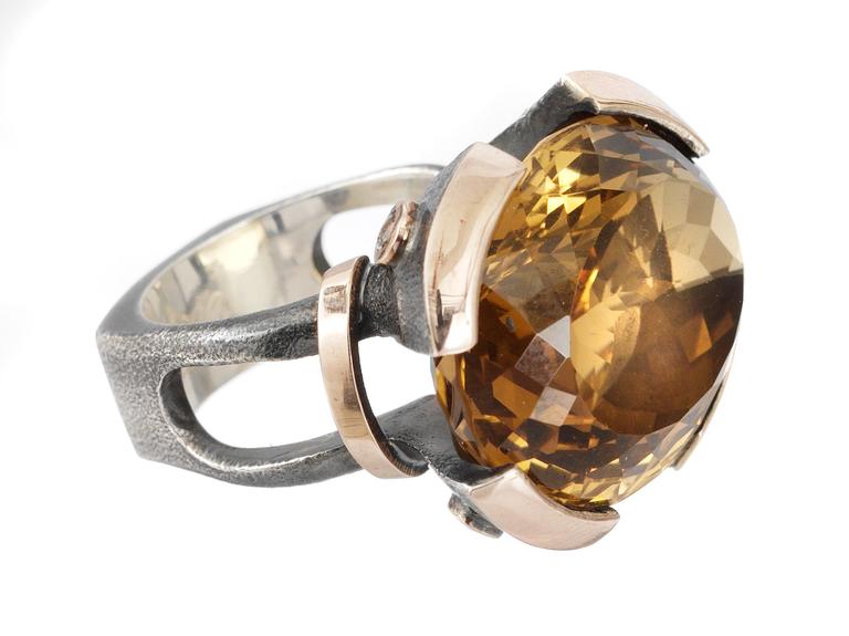 RING, oval fasetterad citrin med fyra rosenslipade diamanter.