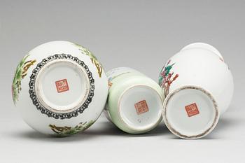 VASER, 3 st, porslin, Kina omkring 1900-talets mitt.
