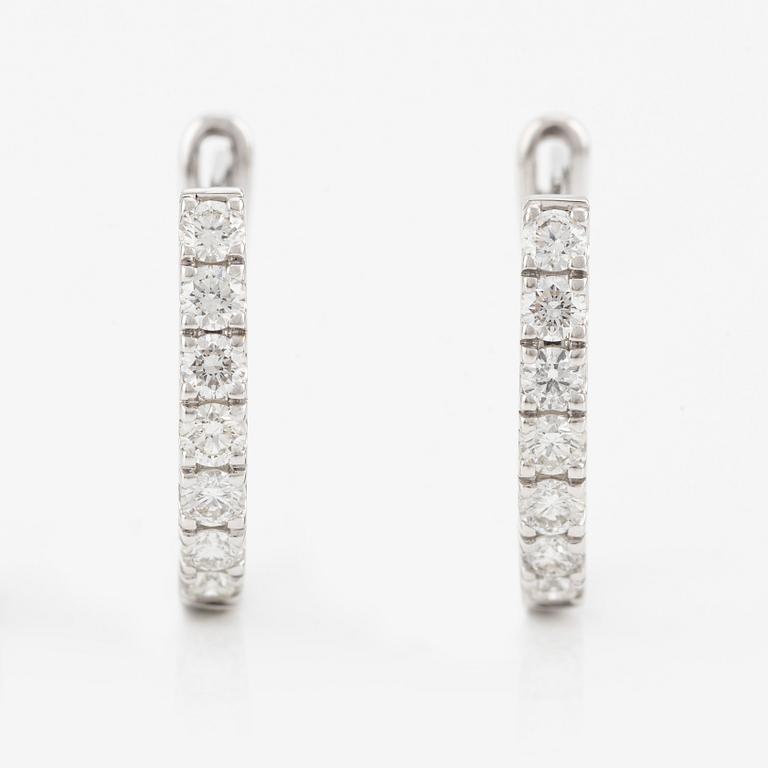 Hoop earrings in 18K white gold with brilliant-cut diamonds.