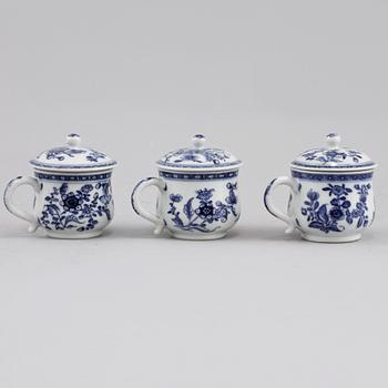CREMÈKOPPAR, 3 st, porslin, Kina, 1700-tal.