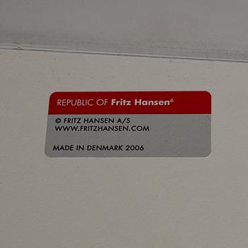 ARNE JACOBSEN, soffbord, för Fritz Hansen, 2000-tal.