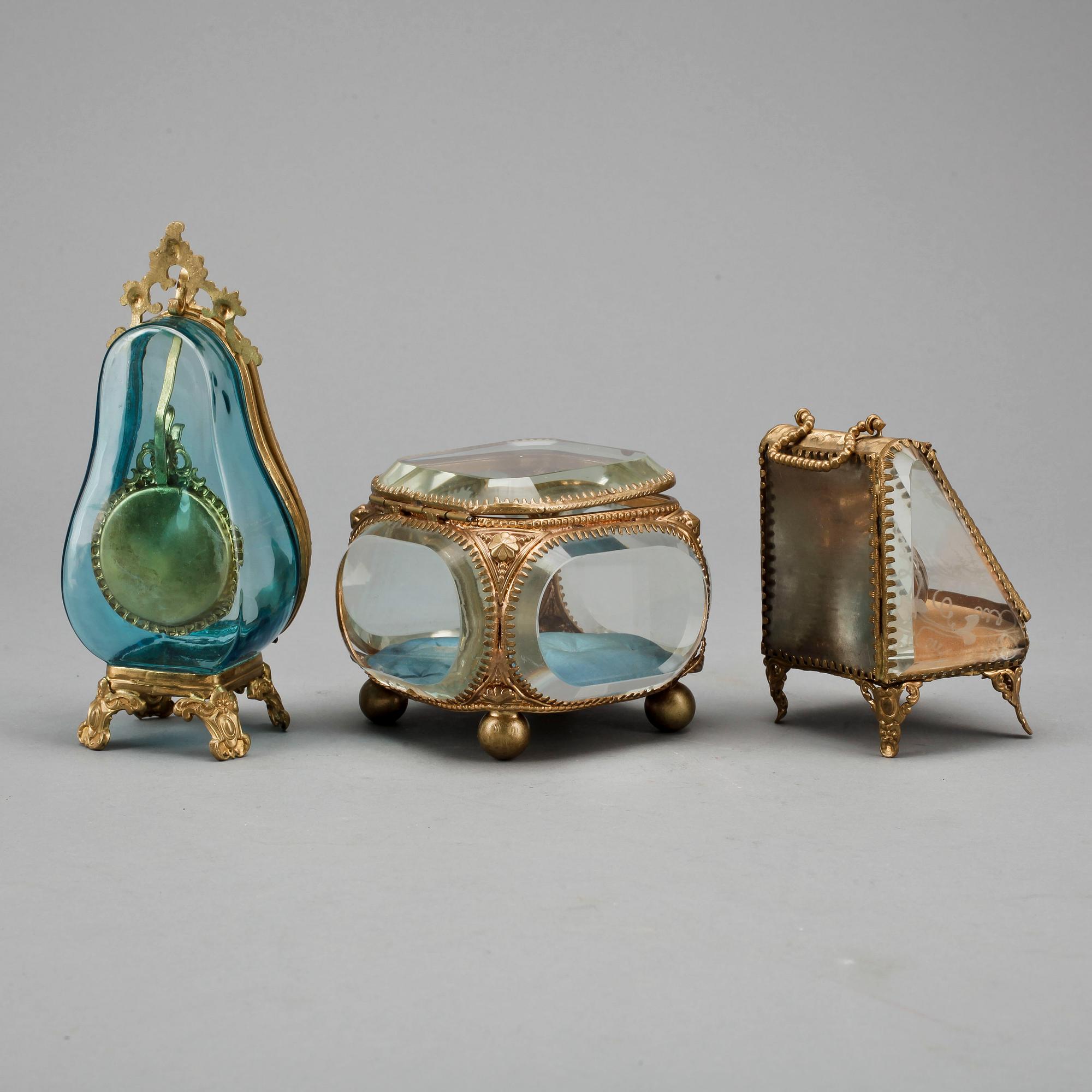 URHUS, 3 st, glas, gulmetall, sent 1800-tal.
