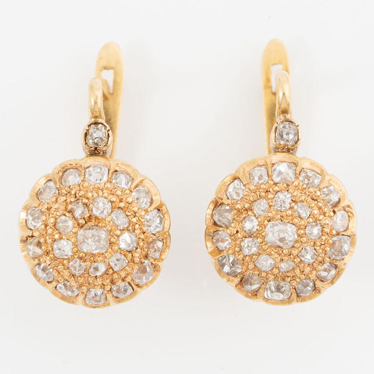 Örhängen, 18K guld med gammalslipade diamanter.