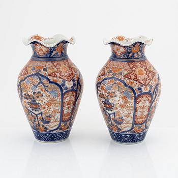 A pair of Japanese porcelain urns, Meiji period (1868-1912).