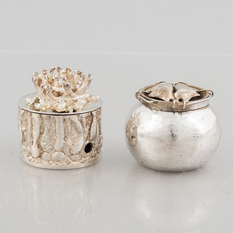 Two small sterling silver boxes with lid, marks of Lars Arby, Gothenburg 1970 and 1980.