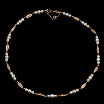 COLLIER, 18 k guld med odlade pärlor, Trege, Göteborg, 1966. Vikt 16 g.
