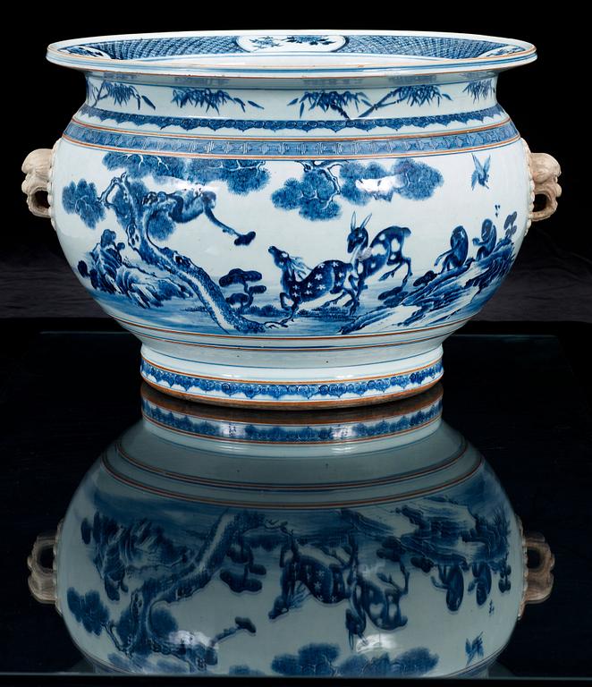 A large blue and white basin, Qing dynasty.