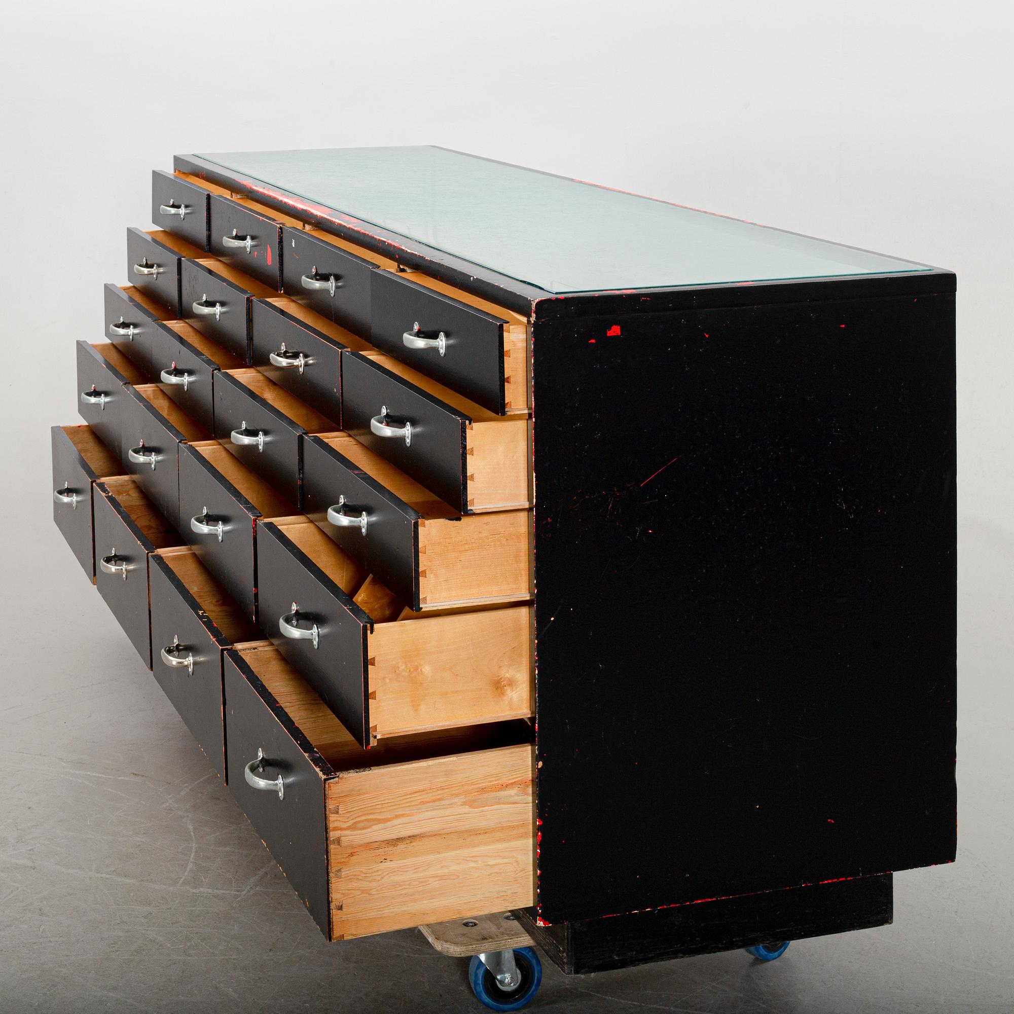 A first half of the 20th century chest of drawers.