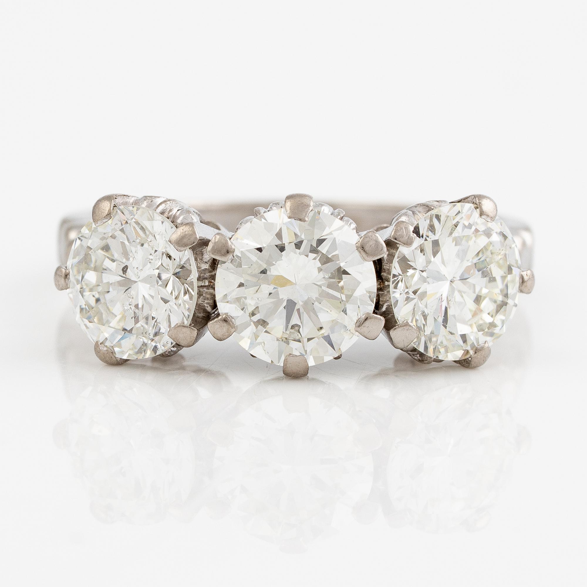 Ring, trestensring, 18K vitguld med tre briljantslipade diamanter.