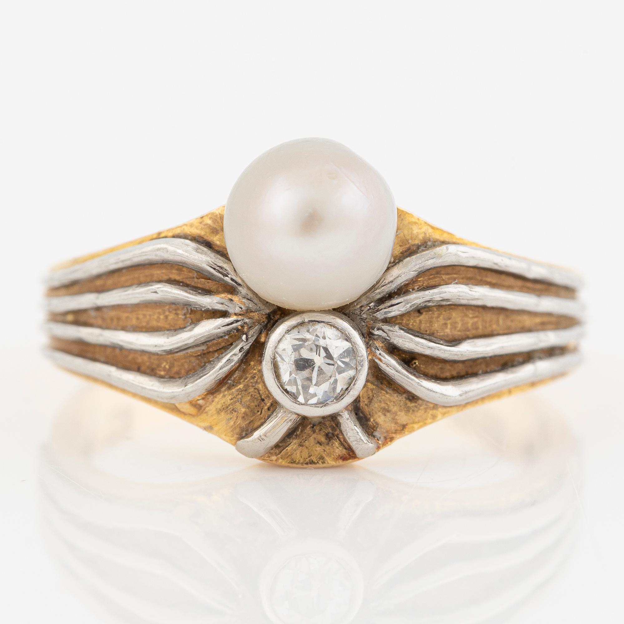 Ring 18K guld med en odlad pärla och en gammalslipad diamant.