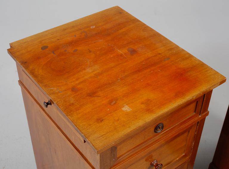 SÄNGBORD, ett par, 1800-talets andra hälft.