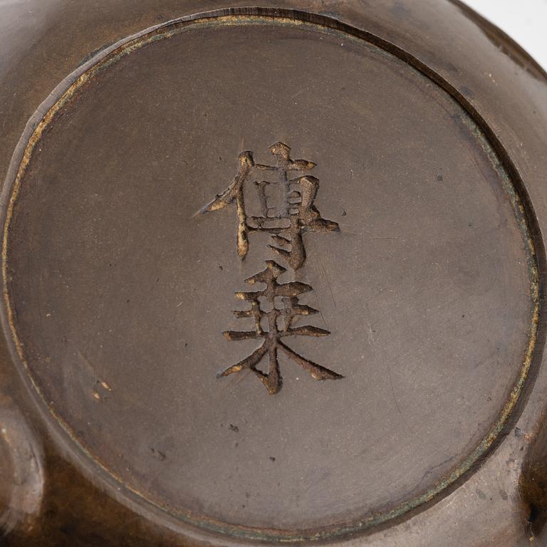 Vaser, ett par, brons, Japan, Meiji (1868-1912). Signerade.