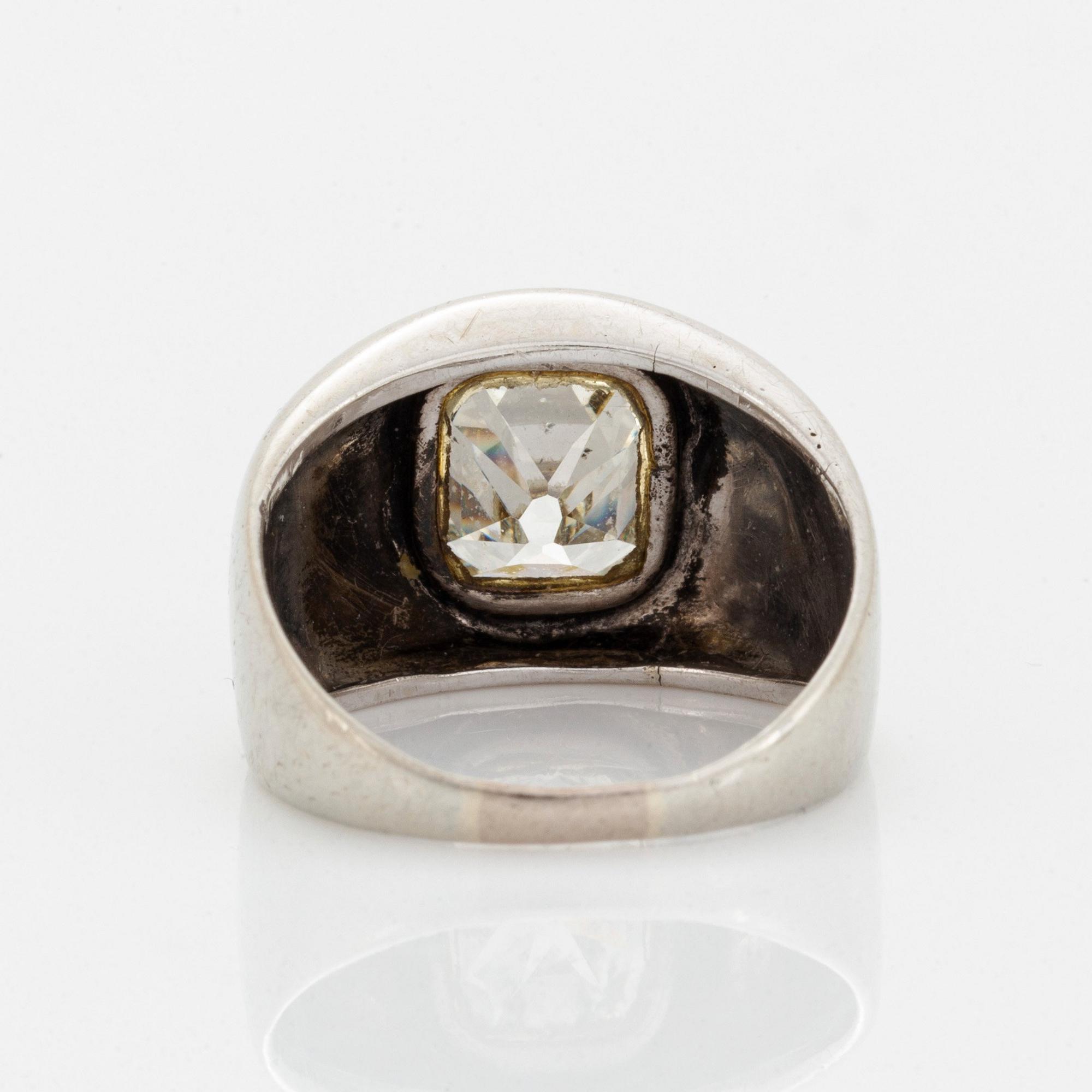 Ring 18K vitguld med en cushionformad gammalslipad diamant.