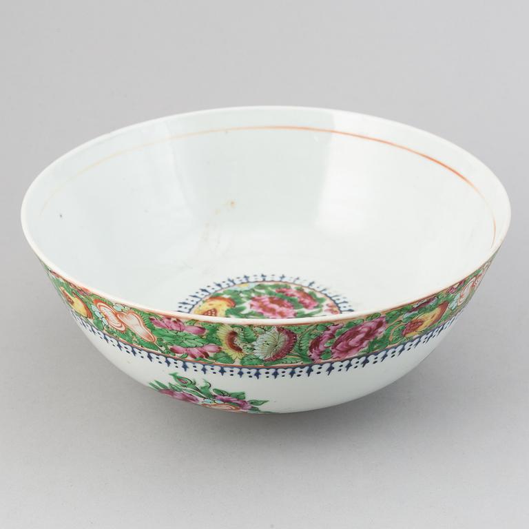 A Canton famille rose bowl, late Qing dynasty.