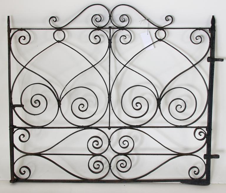 TRÄDGÅRDSGRINDAR, ett par, järn.