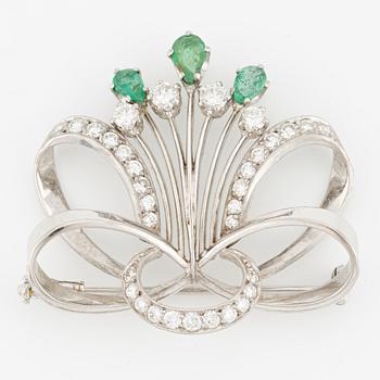 Brooch in 18K white gold with emeralds and round brilliant-cut diamonds.