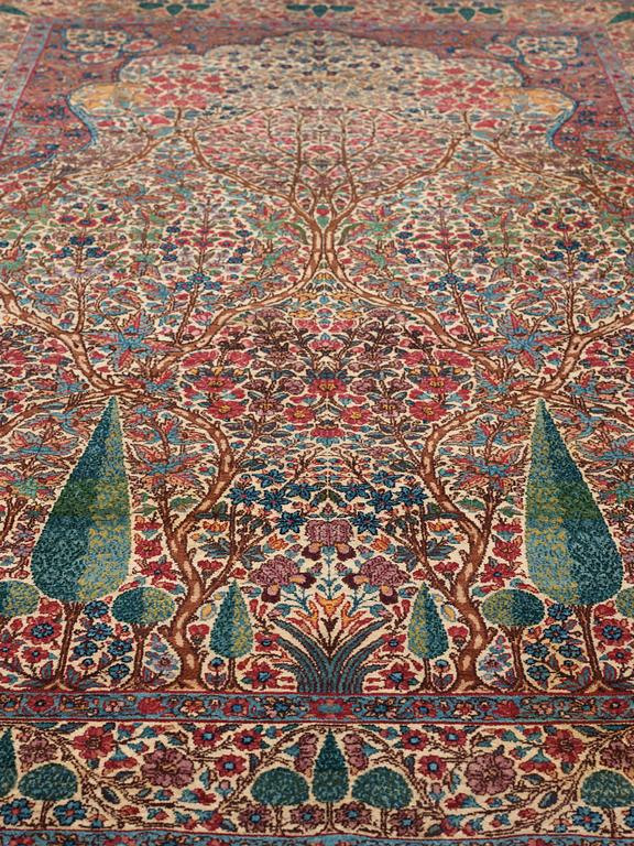 RUG. Semi-antique Kerman Province, the village Kheyrabad. 224,5 x 142,5 cm.