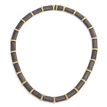 Collier, svartrodinerat 18K guld och diamanter, Tillander, Helsingfors 2005.