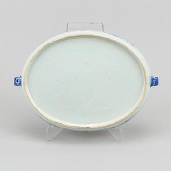 A blue and white hot water dish, Qing dynasty, 19th century.