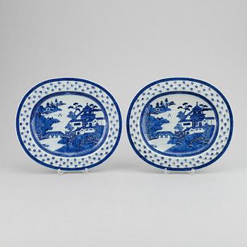 A pair of blue and white pireced dishes, Qing dynasty, Jiaqing (1896-1820).