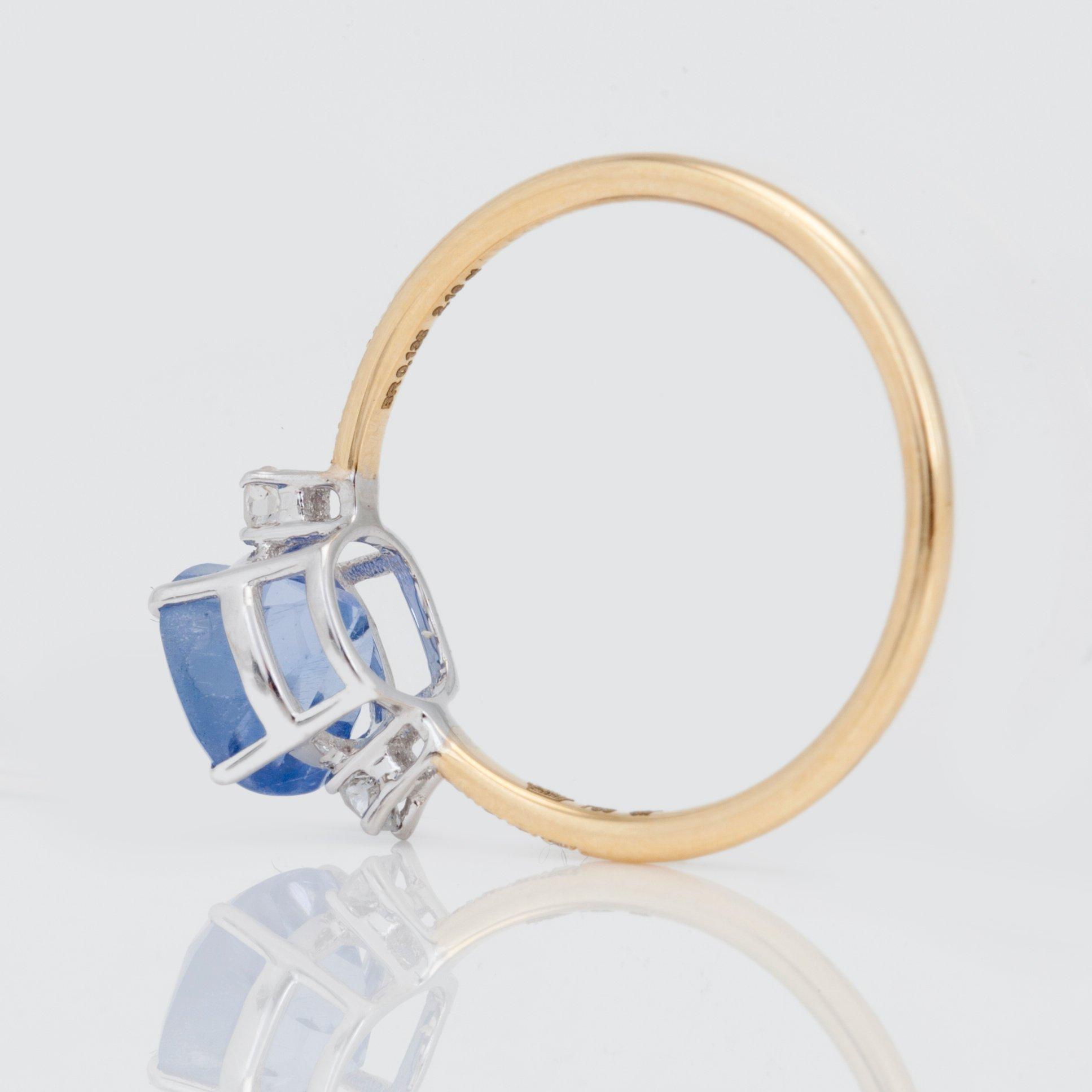 RING med obehandlad safir, ca 2.00ct, samt briljantslipade diamanter. Certifikat på safiren från GCS.