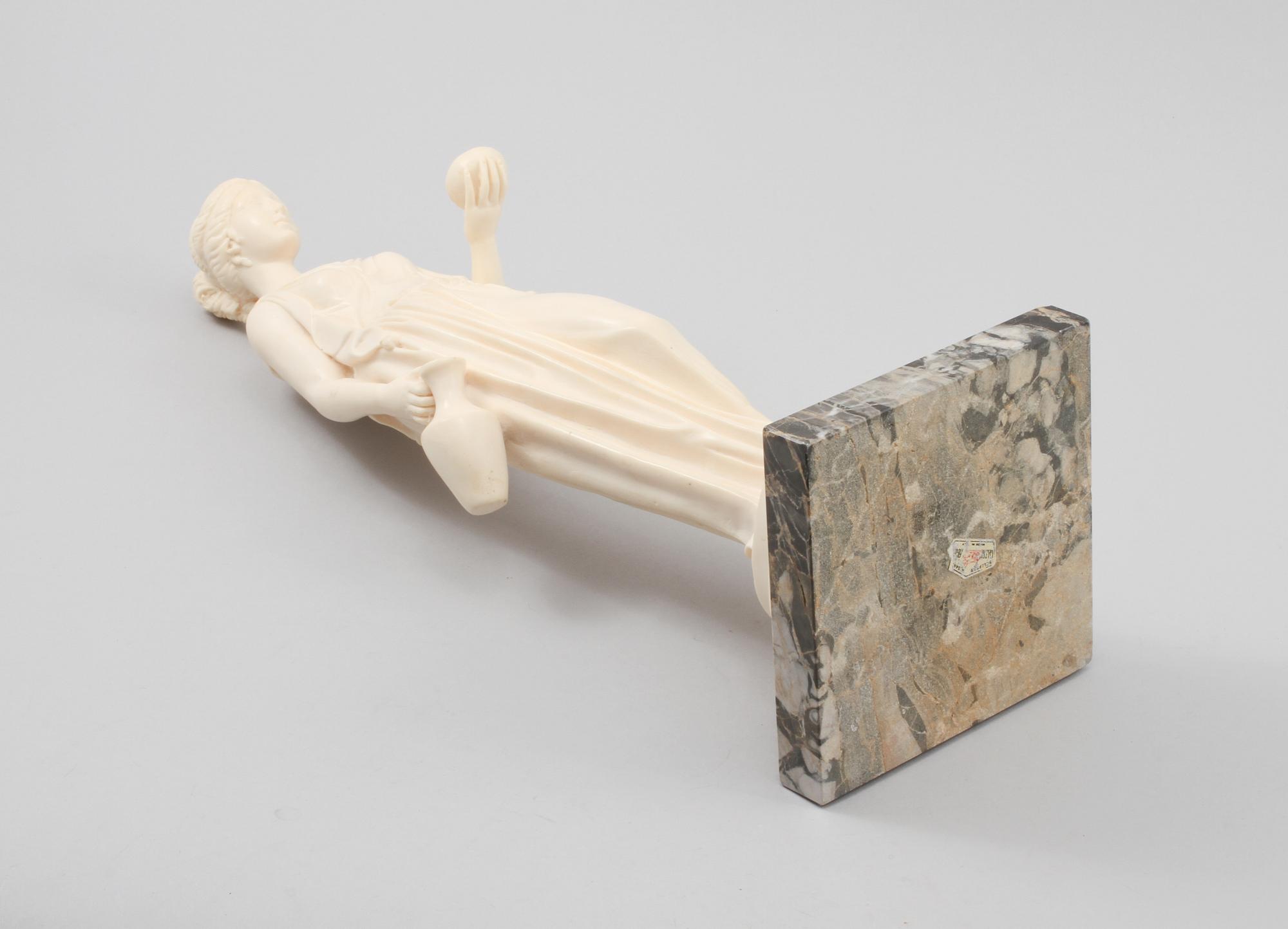 SKULPTUR, konstmassa, efter A. Santini, Italien, omkring 1900-talets mitt.
