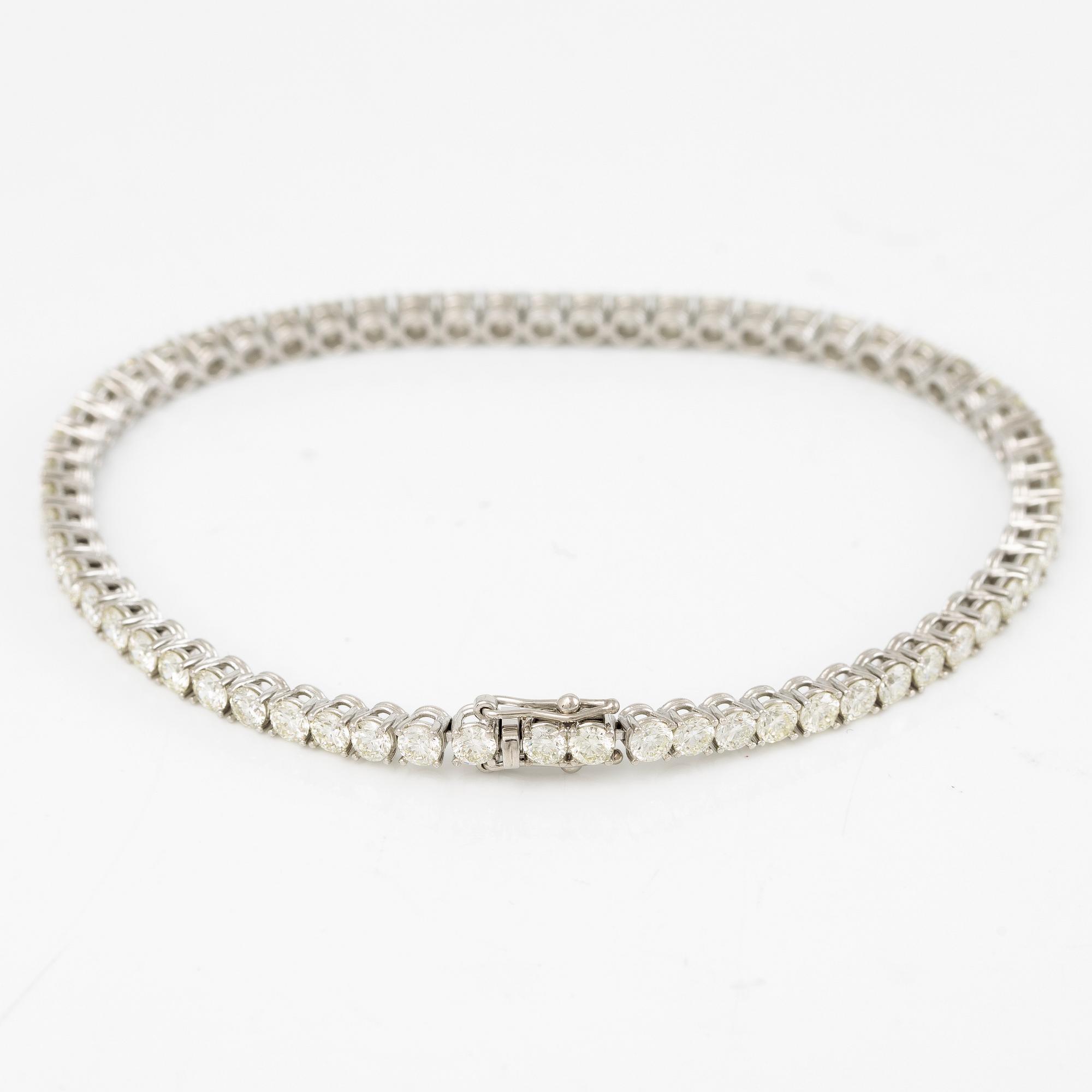 Tennis bracelet with brilliant-cut diamonds.