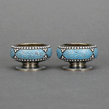 SALTKAR, ett par, silver och emalj, David Andersen, Oslo ca 1900. Tot vikt 45 gram.